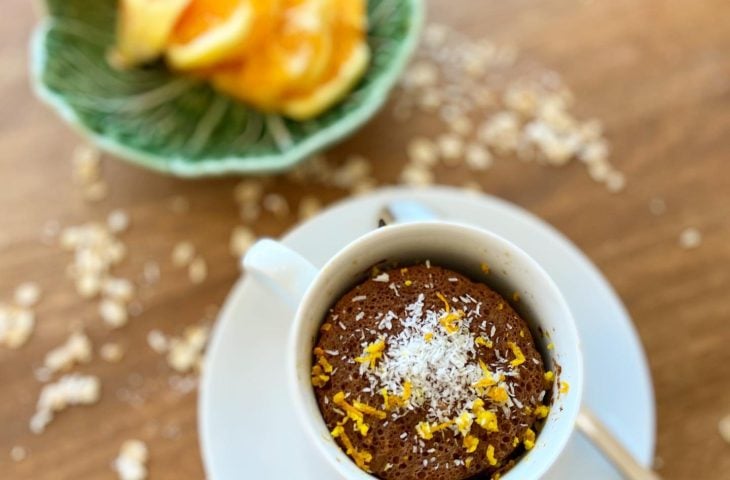 Bolo de caneca de cacau e laranja