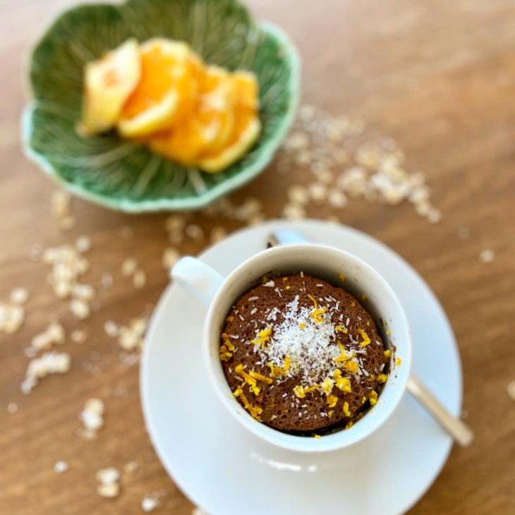 Bolo de caneca de cacau e laranja