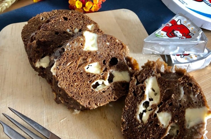 Bolo de caneca de chocolate e queijo