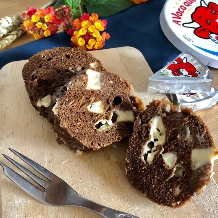 Bolo de caneca de chocolate e queijo