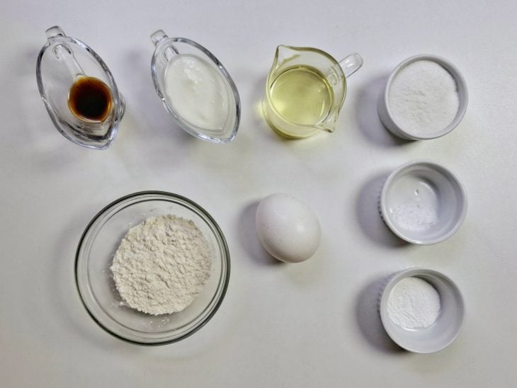 Ingredientes reunidos em uma bancada.