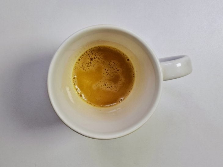 Ovo, sal e essência de baunilha misturados na caneca.