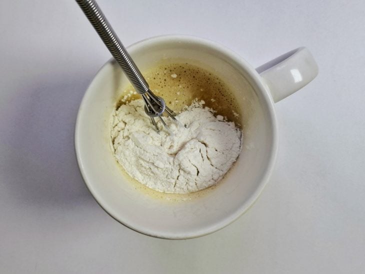Farinha de trigo adicionada a caneca.