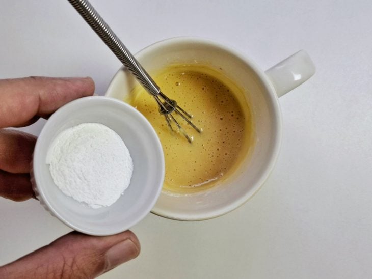 Fermento em pó adicionado a caneca.