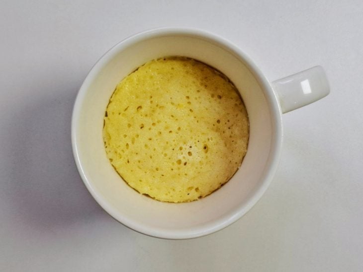 Bolo de caneca assado.