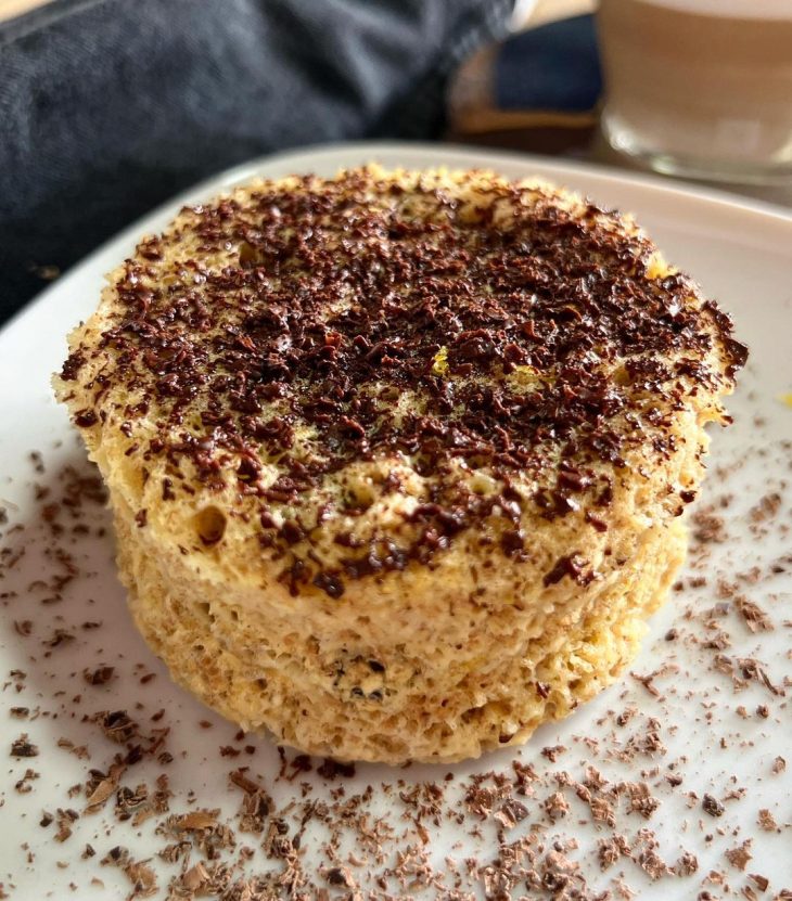 Bolo de caneca de limão e chocolate