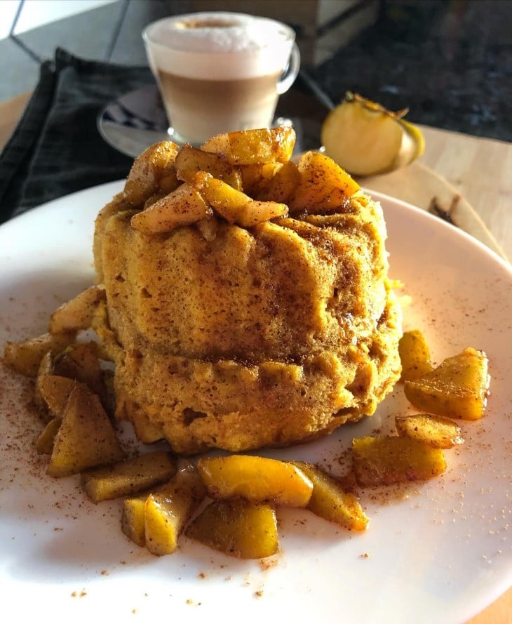 Bolo de caneca de maçã caramelizada