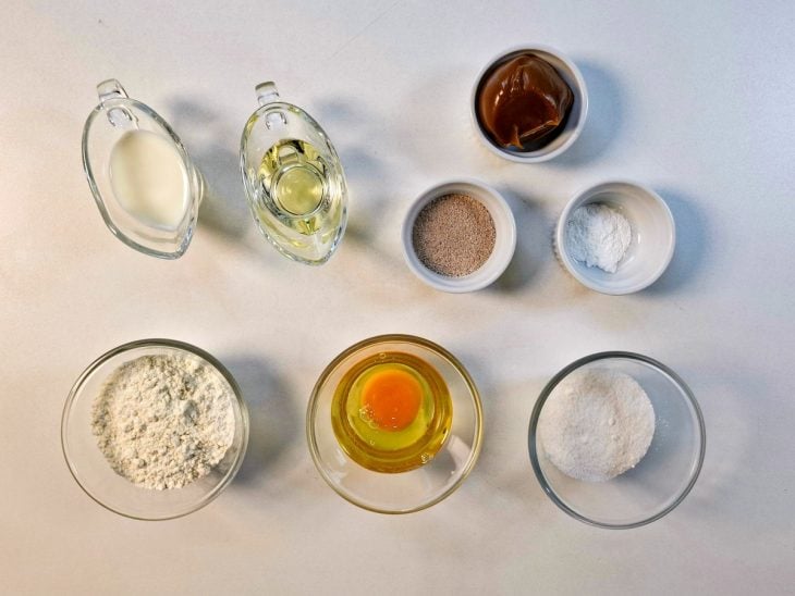 Ingredientes organizados na bancada ao lado de uma caneca própria para micro-ondas.