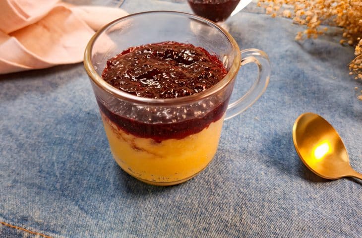 Bolo de caneca fit de fubá com coco