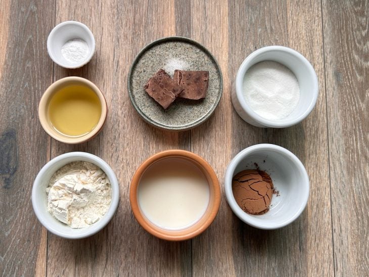 Ingredientes para a receita de bolo de caneca fofinho.