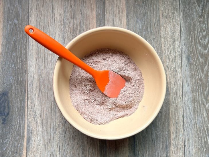 Ingredientes secos misturados em um recipiente.