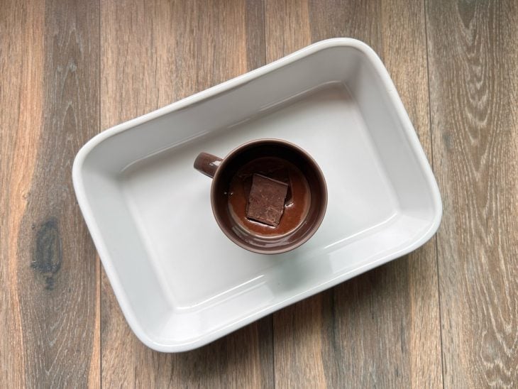 Massa e chocolate na caneca.
