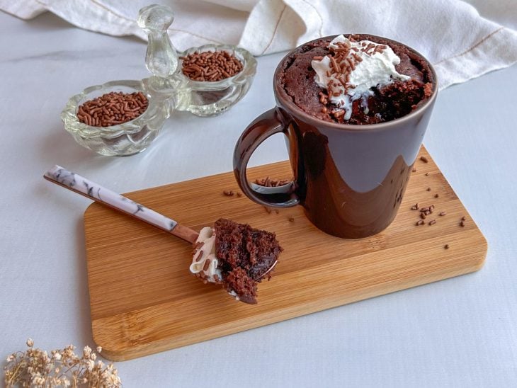 Bolo de caneca fofinho pronto para consumo.