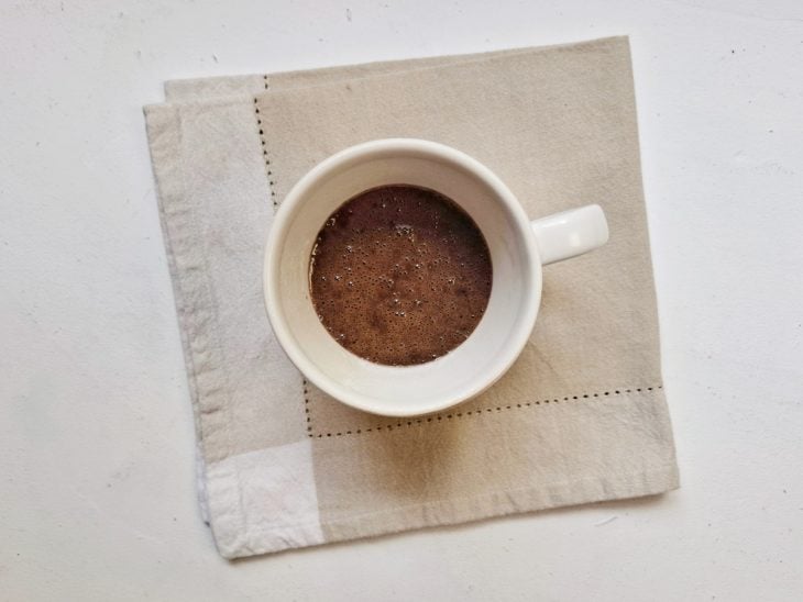 chocolate e óleo na caneca