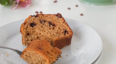 Bolo de cappuccino com gotas de chocolate