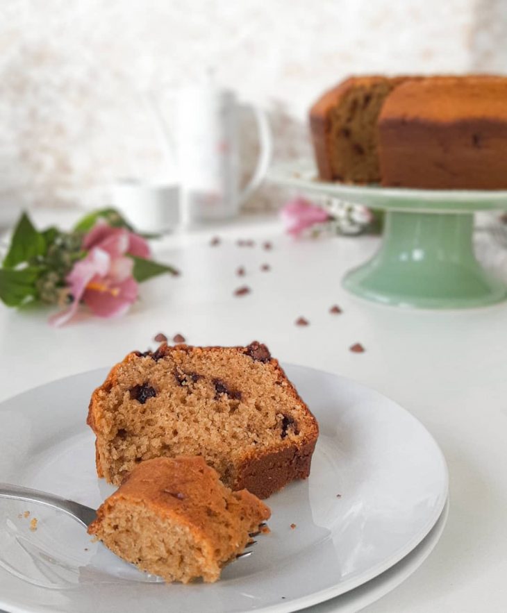 Bolo de cappuccino com gotas de chocolate