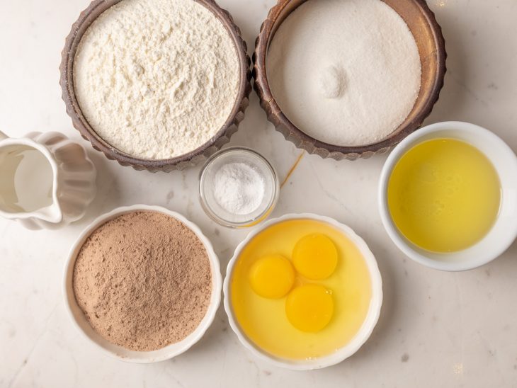 Ingredientes reunidos na bancada.