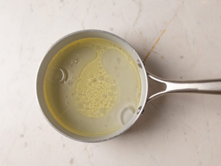 Panela com óleo e água.