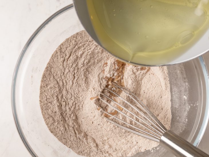 Mistura de líquidos aos ingredientes secos.