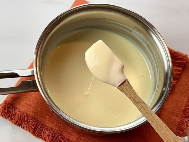 Uma panela contendo brigadeiro branco.