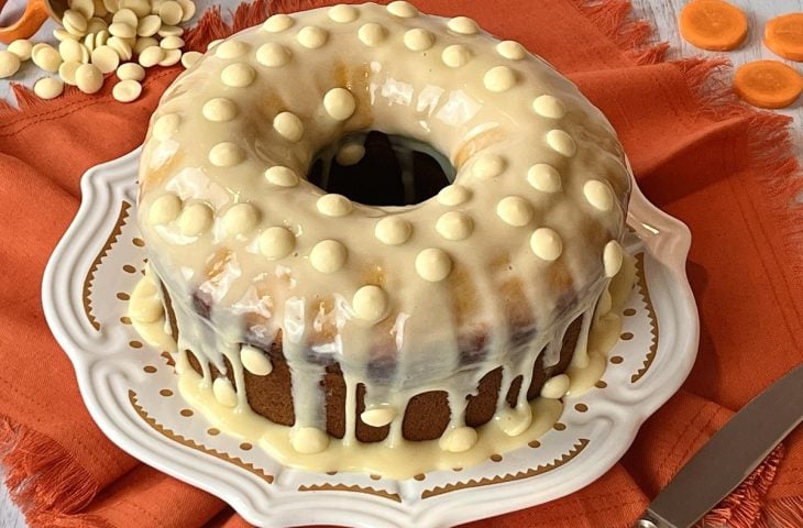 Bolo de cenoura com brigadeiro branco