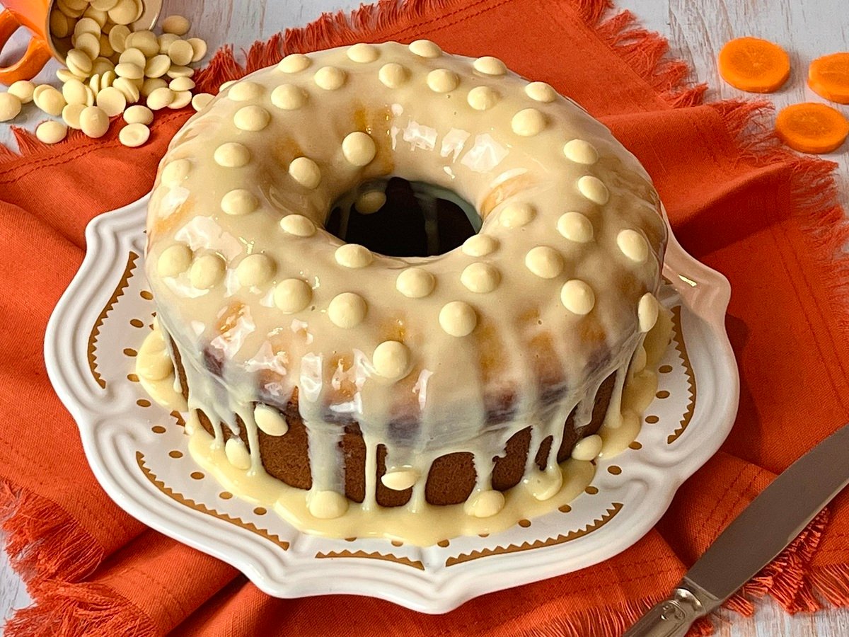 Bolo de cenoura com brigadeiro branco