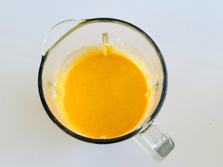 Ingredientes secos adicionados ao liquidificador e batidos em massa homogênea.