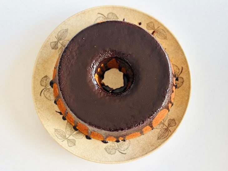 Bolo coberto com a calda.