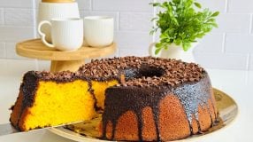 Bolo de cenoura com calda de chocolate