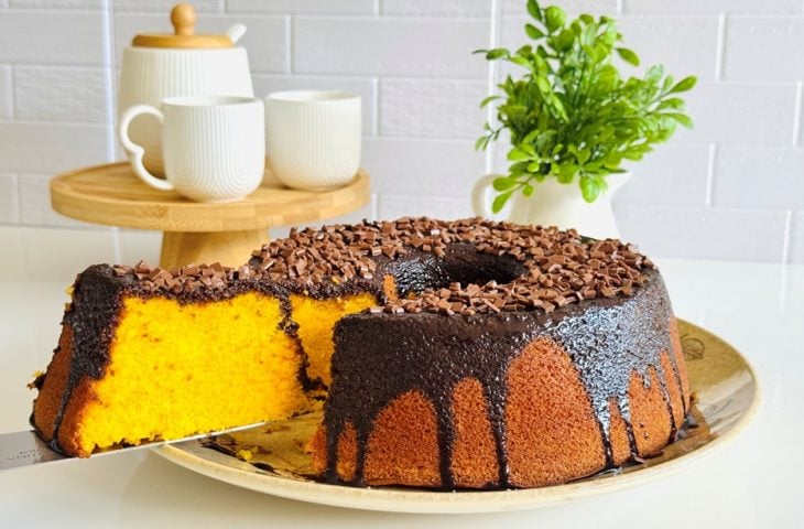 Bolo de cenoura com calda de chocolate