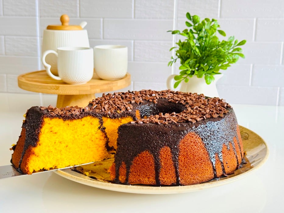 Bolo de cenoura com calda de chocolate