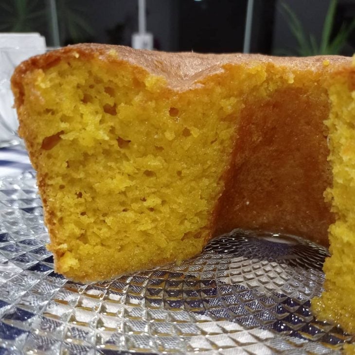 Bolo de cenoura com calda de limão siciliano