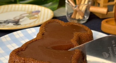 Bolo de cenoura com caramelo de chocolate