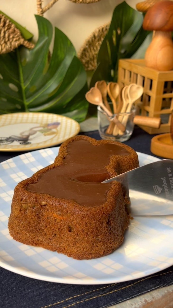 Bolo de cenoura com caramelo de chocolate