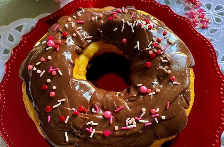 Bolo de cenoura com brigadeiro e granulado