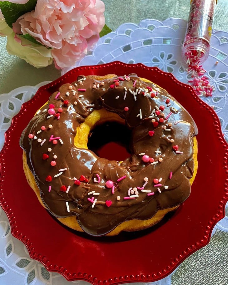 Bolo de cenoura com brigadeiro e granulado