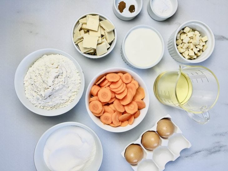 Ingredientes reunidos em uma bancada.