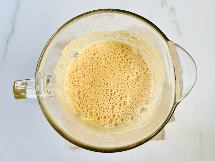 Ovos, óleo, açúcar, cenoura, canela e cravo batidos em um liquidificador.