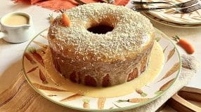 Bolo de cenoura com cobertura de chocolate branco