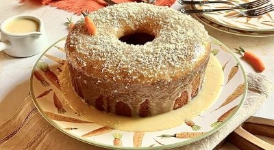 Bolo de cenoura com cobertura de chocolate branco