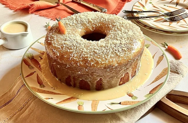 Bolo de cenoura com cobertura de chocolate branco