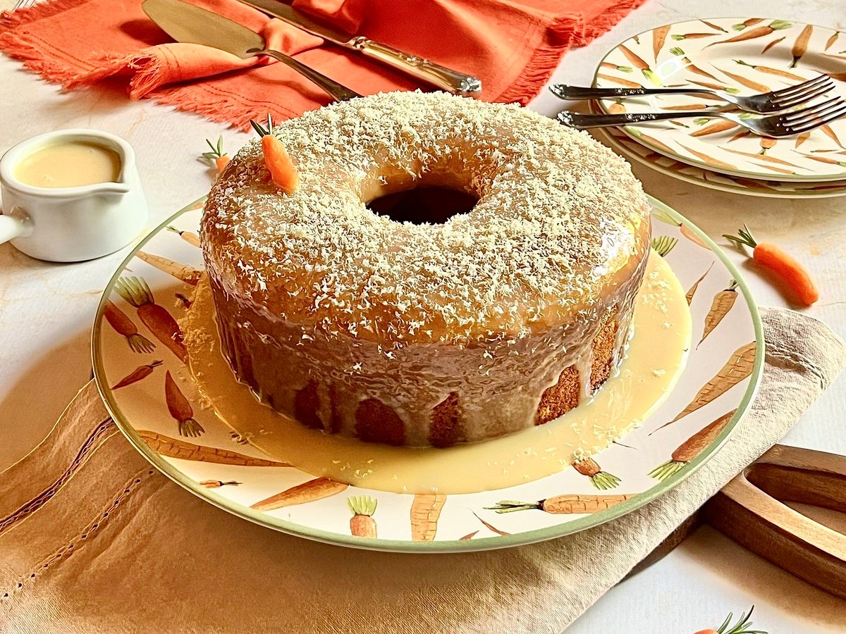 Bolo de cenoura com cobertura de chocolate branco