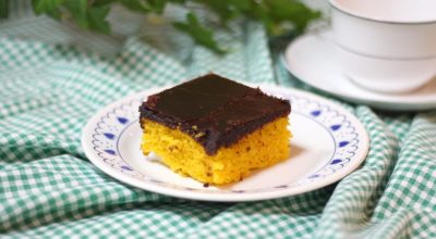 Bolo de cenoura com cobertura de chocolate crocante