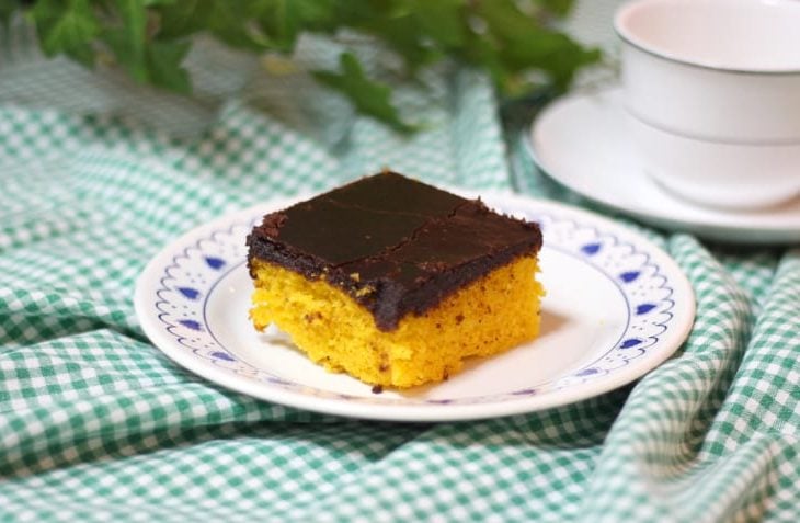 Bolo de cenoura com cobertura de chocolate crocante