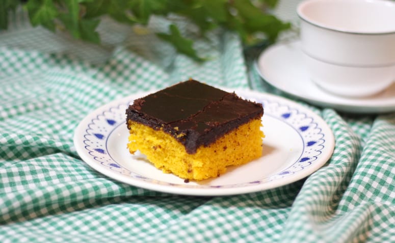 Bolo de cenoura com cobertura de chocolate crocante