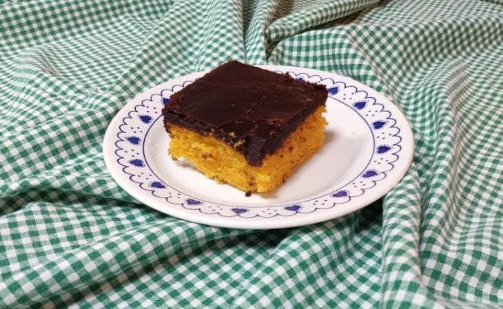 Bolo de cenoura com cobertura de chocolate crocante - Passo a Passo