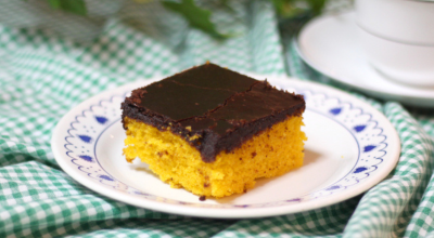 Bolo de cenoura com cobertura de chocolate crocante