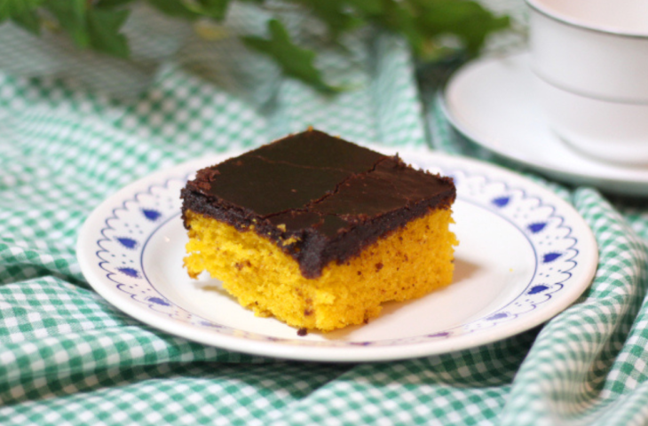 Bolo de cenoura com cobertura de chocolate crocante
