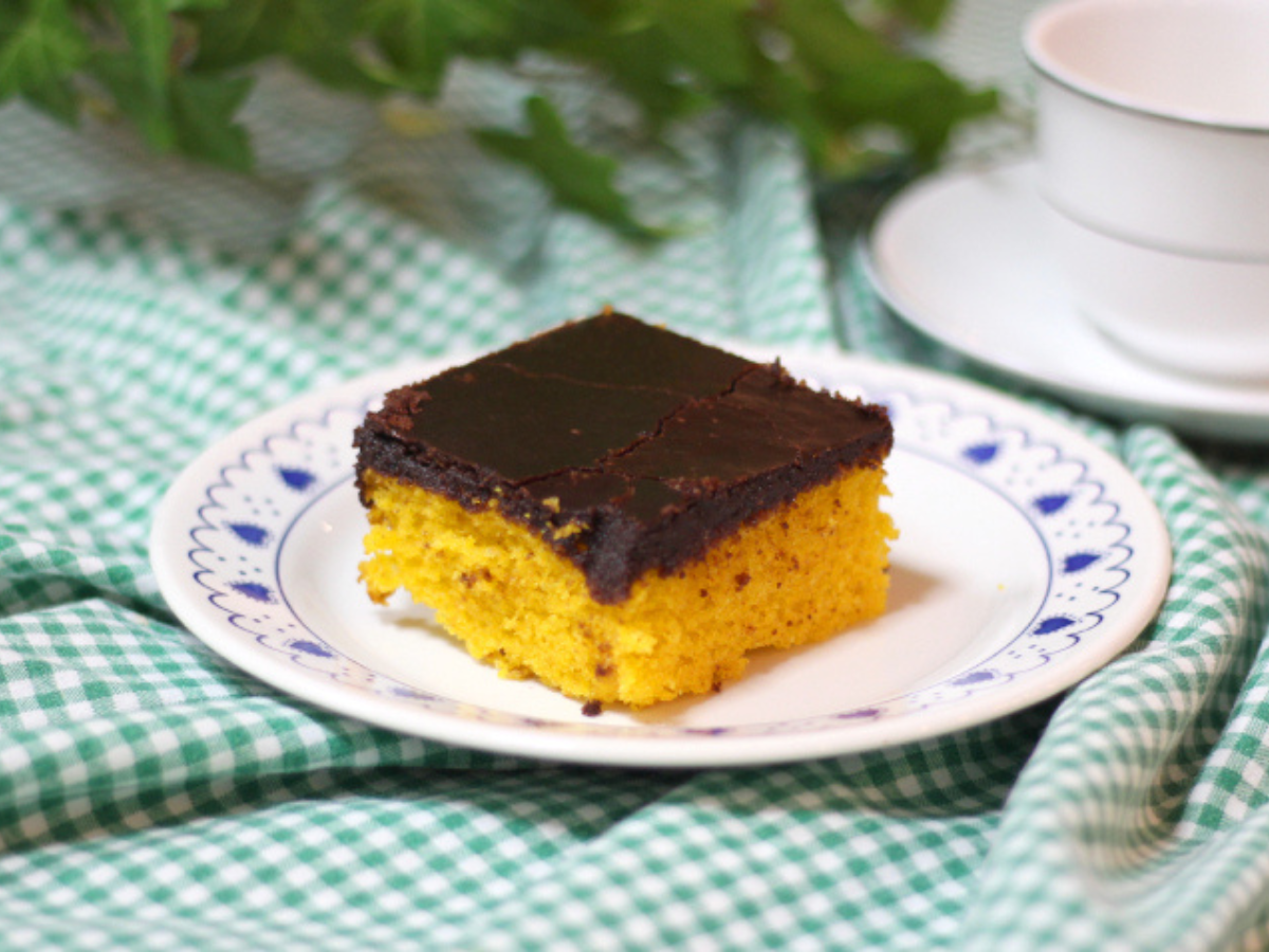 Bolo de cenoura com cobertura de chocolate crocante