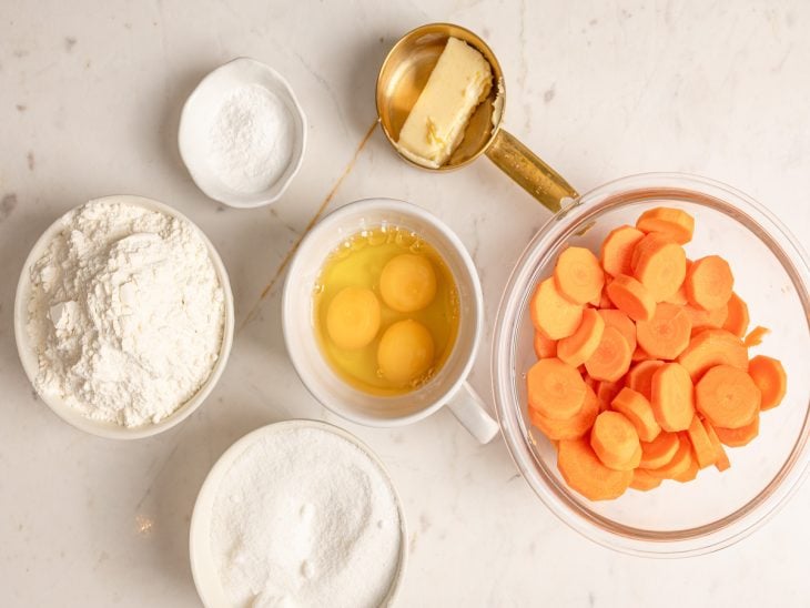 Ingredientes para a receita de bolo de cenoura com cobertura de chocolate e morango.